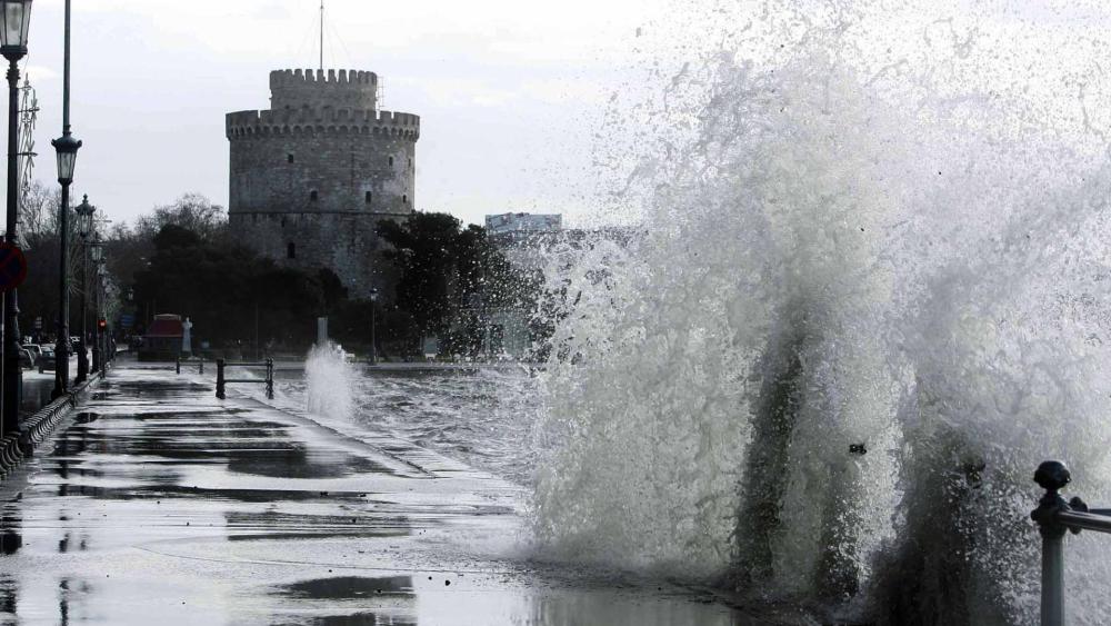 Θεσσαλονίκη: Έσπασαν τα «κοντέρ» οι άνεμοι – Κύματα σφυροκοπούν το αντιτορπιλικό «Βέλος»