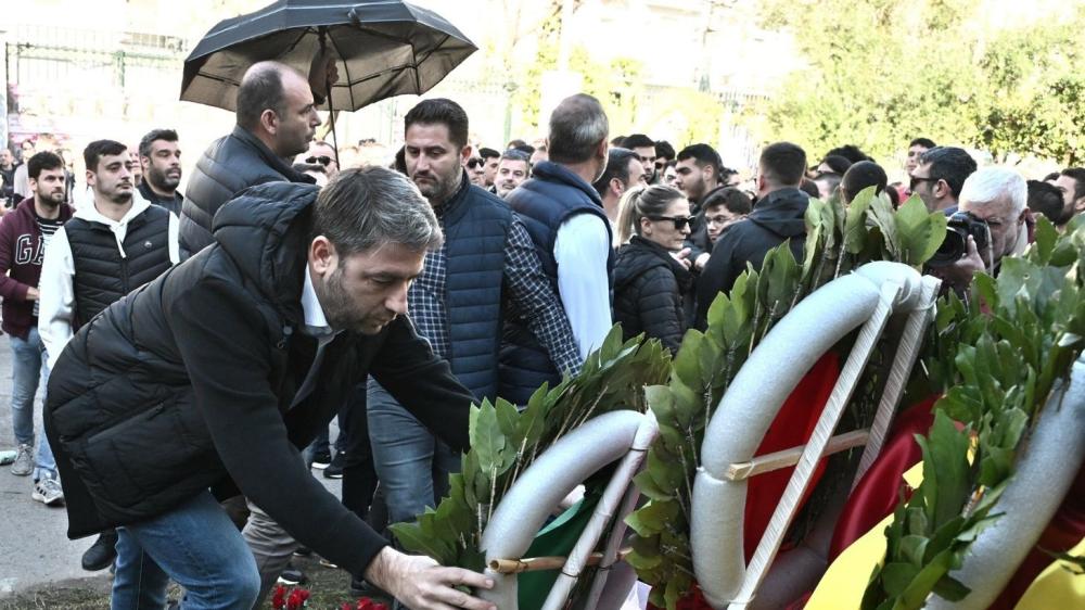 Ένταση στο Πολυτεχνείο: Πέταξαν καφέδες στον Νίκο Ανδρουλάκη κατά την κατάθεση στεφάνου