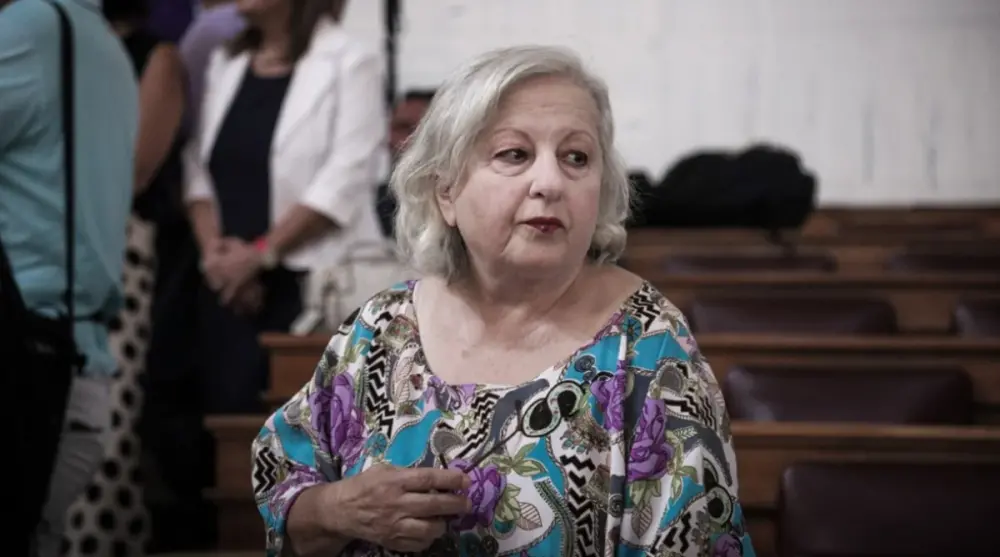 Προσήχθησαν ο σύζυγος και η κόρη της Ελένης Γερασιμίδου - Σήκωσαν παλαιστινιακή σημαία
