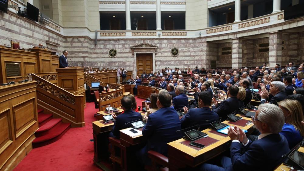 Γάμος ομοφύλων ζευγαριών: Έρχεται στη Βουλή πριν τα Χριστούγεννα – Στον αέρα η τεκνοθεσία