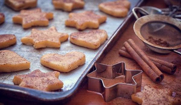 Πώς να φτιάξετε χριστουγεννιάτικα μπισκότα χωρίς κουπάτ