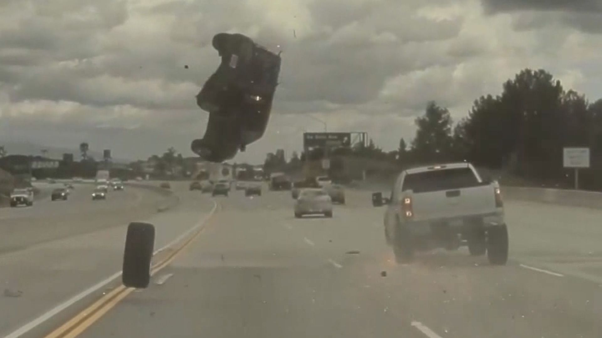 Βίντεο – ντοκουμέντο: Αυτοκίνητο εκτοξεύθηκε στον αέρα αφού χτύπησε σε λάστιχο