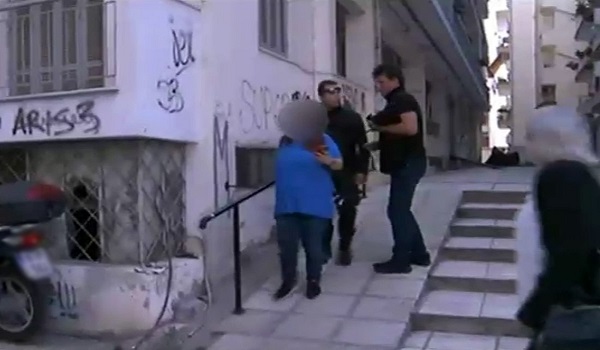 Αρνείται η 24χρονη να δει το μωρό της που εγκατέλειψε σε είσοδο πολυκατοικίας