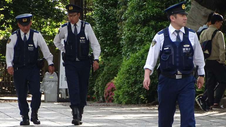 Χειροπέδες σε ηλικιωμένο που κάλεσε 24.000 φορές την υπηρεσία εξυπηρέτησης πελατών