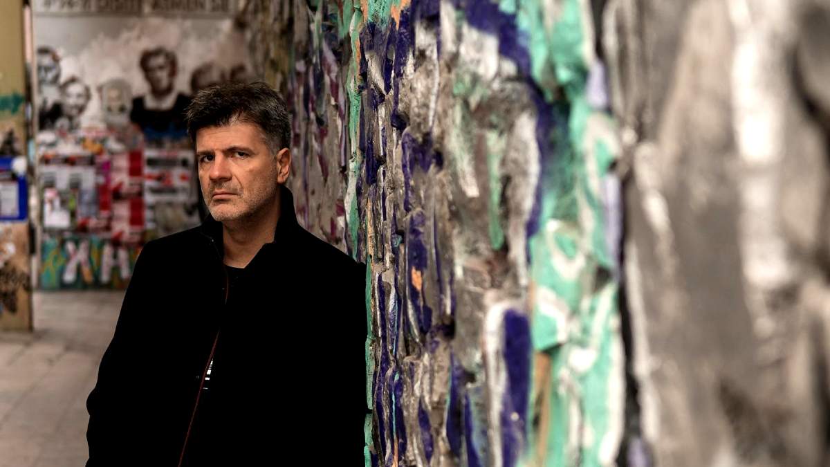 Ο Άμλετ εκείνης της βραδιάς - όσο δεν δικαιώνεται - θα σέρνει τις αλυσίδες του στο πάτωμα