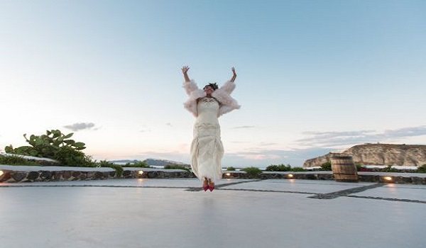 Γυναίκα παντρεύτηκε στη Σαντορίνη τον εαυτό της