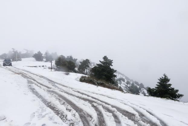 Χιόνι και κακοκαιρία: Προβλήματα στο οδικό δίκτυο. Με αλυσίδες στην Πάρνηθα
