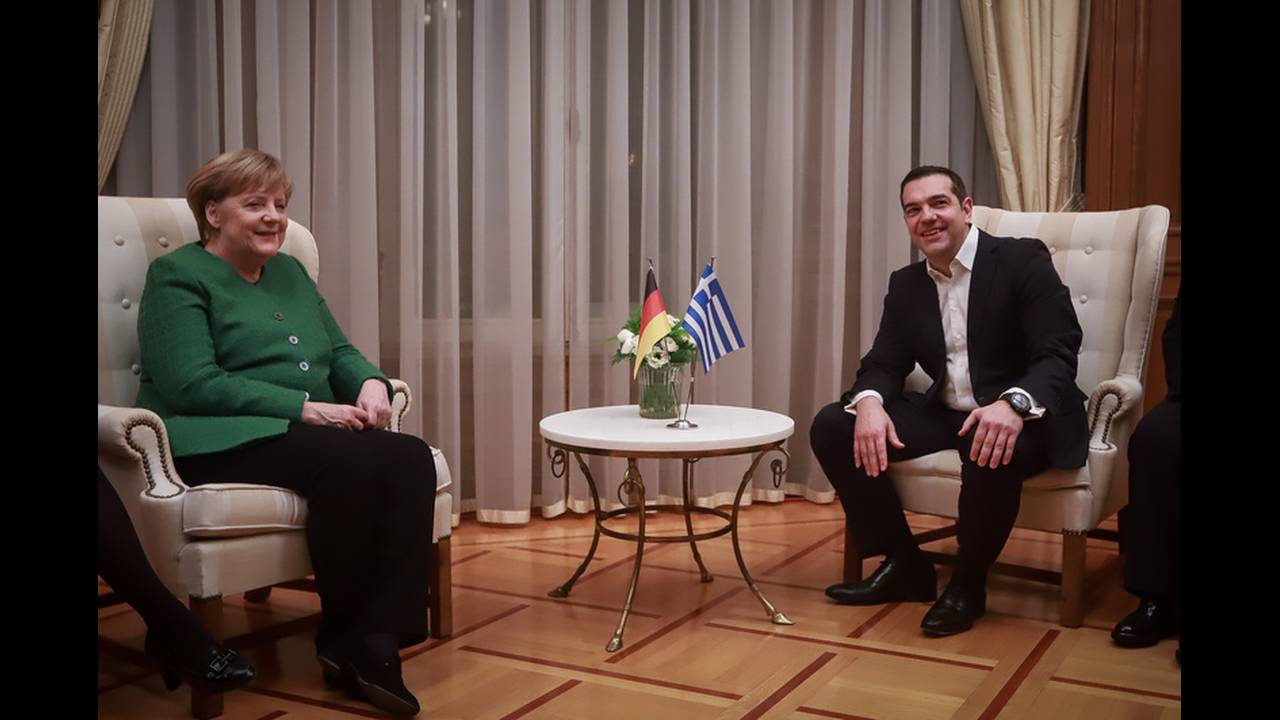 Η φωτογραφία από τη συνάντηση Τσίπρα – Μέρκελ που γκρέμισε το Ίντερνετ