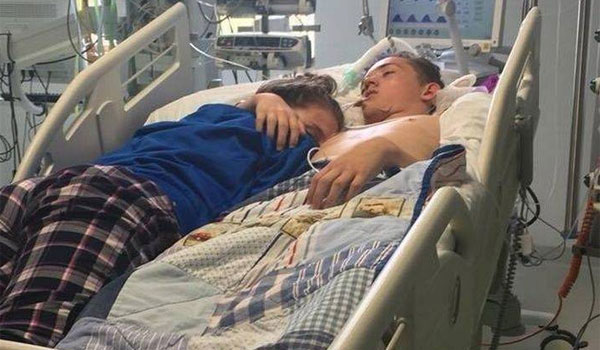 Έμεινε στην αγκαλιά του μέχρι εκείνος να αφήσει την τελευταία του πνοή