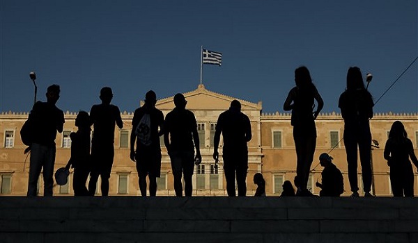 Kατατέθηκε το ασφαλιστικό - Τι αλλάζει σε μισθούς και συντάξεις