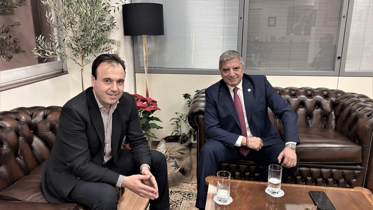 «Κράξιμο» στον Γ. Πατούλη από τα «Παραπολιτικά» για τα Chesterfield
