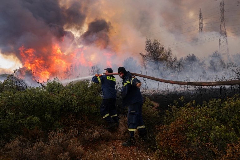 Φωτιά σε εξέλιξη στον Ασπρόπυργο Αττικής – Μεγάλη κινητοποίηση της Πυροσβεστικής
