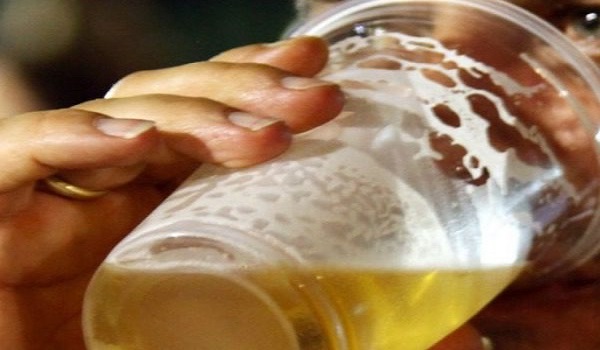 Του έσωσαν την ζωή δίνοντας του να πιει 5 λίτρα μπύρας