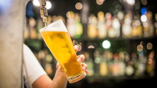 Πως βοηθάει το έντερο μία μπύρα μαζί με το φαγητό;
