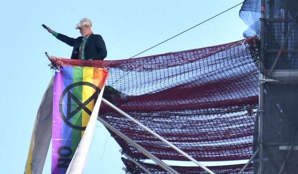 Διαδηλωτής ντυμένος Μπόρις Τζόνσον σκαρφάλωσε στο Μπιγκ Μπεν