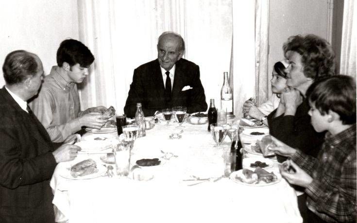 Γεώργιος, Ανδρέας, Γιώργος, Σοφία, Αντρίκος και Μαργαρίτα Παπανδρέου τρώνε πιτόγυρα