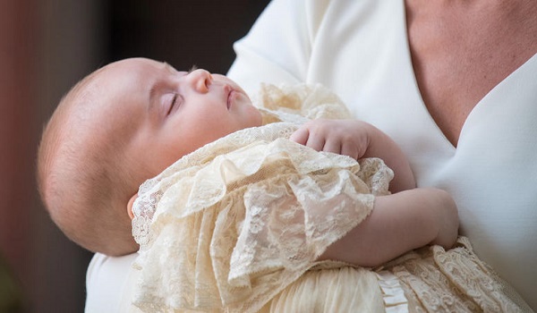 Οι πρώτες εικόνες από τη βάπτιση του μικρού πρίγκιπα - Ποιο όνομα θα πάρει