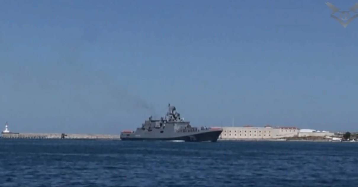 Η ρωσική φρεγάτα  Admiral Essen φτάνει στον Πόρο