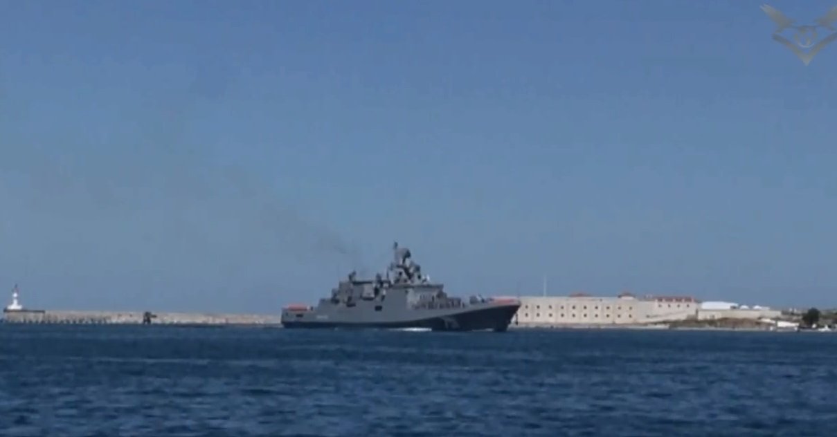 Η ρωσική φρεγάτα Admiral Essen φτάνει στον Πόρο