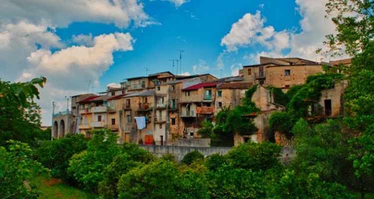 Χωριό της Σικελίας ετοιμάζεται να δημοπρατήσει 20 σπίτια με μόλις 2 ευρώ το  καθένα | Madata.GR