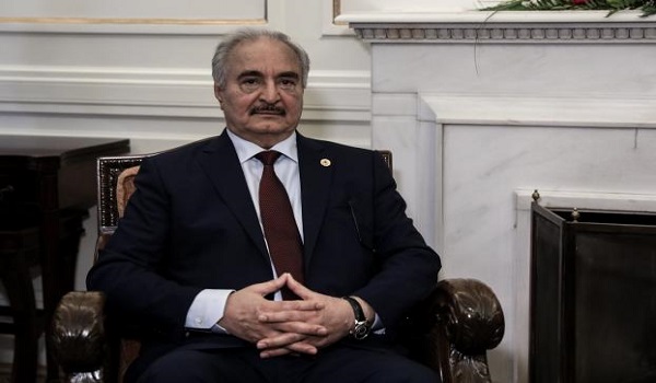 Στα βλάχικα της Βάρης με «κοψίδια» πέρασε το βράδυ της Παρασκευής ο Χάφταρ