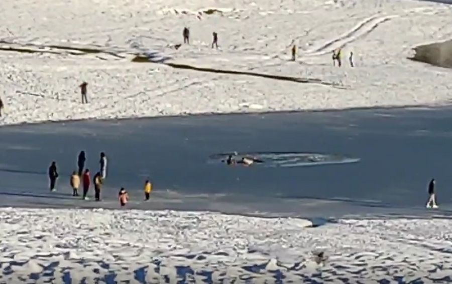 Λίμνη Πλαστήρα: Η στιγμή που σπάει ο πάγος και επισκέπτες πέφτουν στα παγωμένα νερά