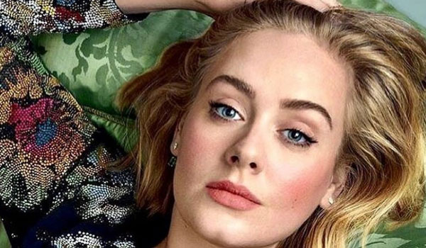 Άλλος άνθρωπος η Adele:  Με μίνι φόρεμα και πιο αδύνατη από ποτέ!