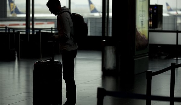 Πάγωσαν όλοι στο αεροδρόμιο όταν είδαν πώς εμφανίστηκε αυτός ο επιβάτης