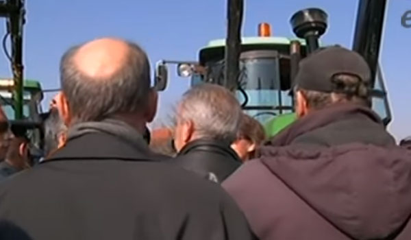 Οι αγρότες επιστρέφουν στα μπλόκα. Ζεσταίνουν τα τρακτέρ τους