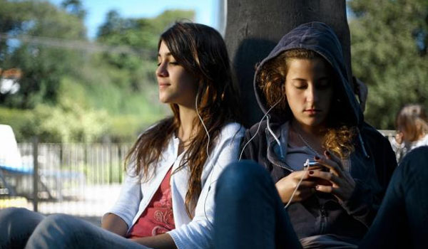 Ξέρεις γιατί δεν πρέπει να μοιράζεσαι τα ακουστικά σου με τον καθένα;