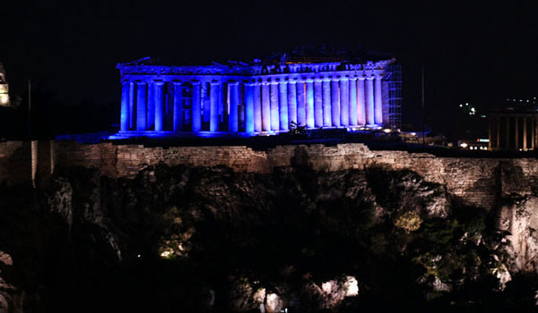 Στα μπλε "ντύθηκε" η Ακρόπολη για τα Δικαιώματα του Παιδιού