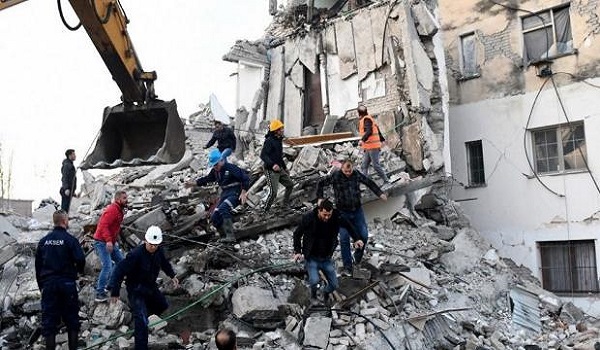 Νέος ισχυρός σεισμός 5,3 Ρίχτερ στην Αλβανία - Η στιγμή της κατάρρευσης κτίριου με παγιδευμένους