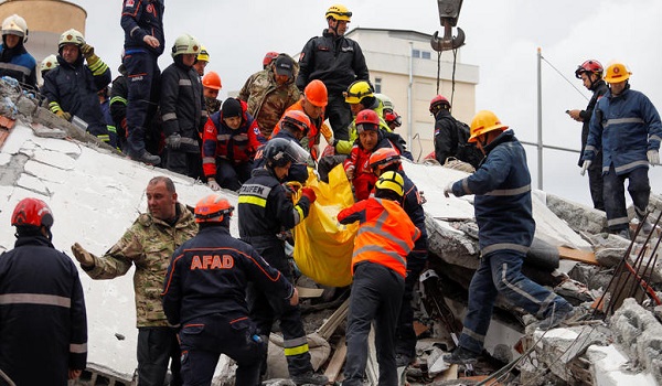 Αλβανία: Μάνα με δίδυμα και 2χρονο αγοράκι ανασύρθηκαν αγκαλιασμένοι από τα συντρίμμια - Αυξάνονται οι νεκροί
