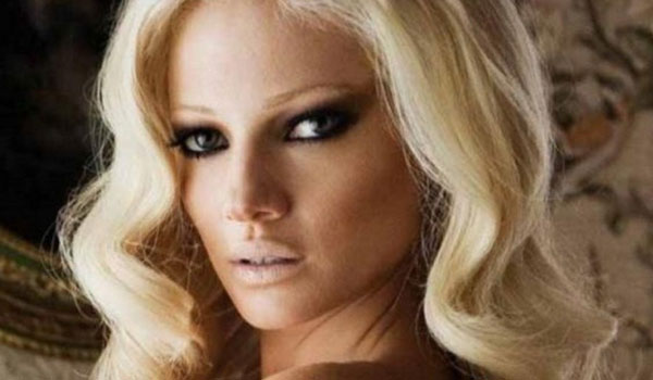 Αγνώριστη η Τζούλια Αλεξανδράτου: Διακοπές στη Μύκονο με νέο look!