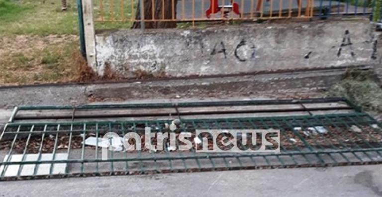 Από θαύμα δεν είχαμε θύματα: Έπεσε βαριά σιδερένια πόρτα παιδικής χαράς