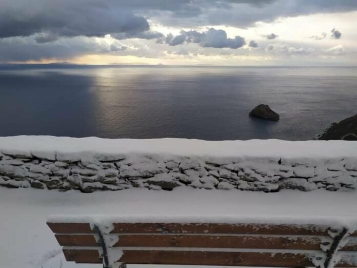 Κακοκαιρία Ελπίς: Είδαν άσπρη μέρα στις Κυκλάδες – Στα λευκά Σύρος, Τήνος, Νάξος, Αμοργός και Μύκονος