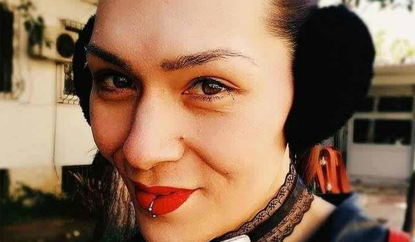 O Βαγγέλης έγινε Ανδρομέδα και δείχνει τη νέα της ταυτότητα