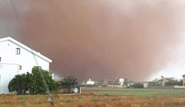 Η στιγμή που ανεμοστρόβιλος πλησιάζει σπίτι στην Κύπρο