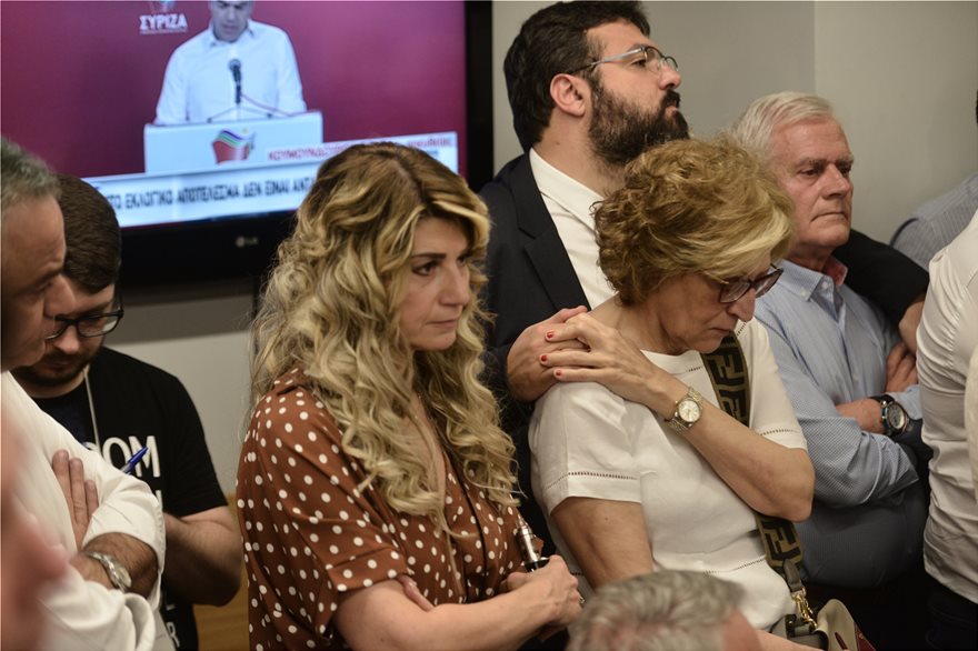 Με δάκρυα παρακολούθησαν τη δήλωση Τσίπρα οι υπουργοί