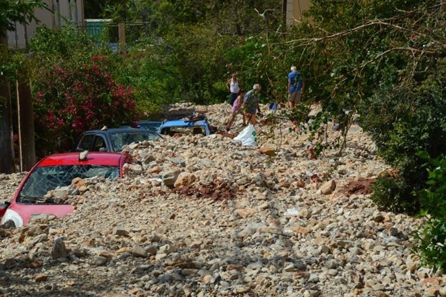 Εικόνες αποκάλυψης σε Καρδίτσα και Ιόνιο-Συγκλονίζουν στην Άσσο: Ελάτε να μας ξεθάψετε