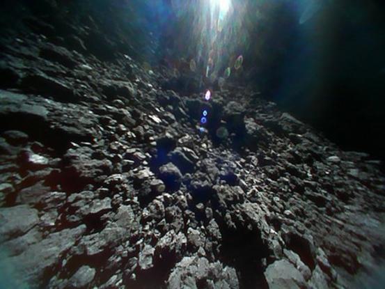 Οι πρώτες εικόνες από την επιφάνεια του αστεροειδή Ριούγκου. Τι κατέγραψαν τα ιαπωνικά ρόβερ