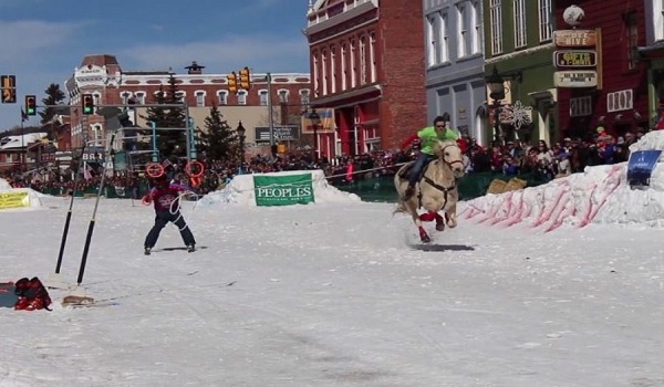 Skijoring: Αυτό είναι το πιο παράξενο άθλημα που έχετε δει ποτέ