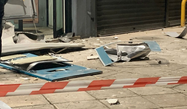 Ανατίναξαν ΑΤΜ στη Γλυφάδα - Χαρτονομίσματα σκορπίστηκαν στον δρόμο