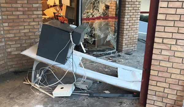 Πικέρμι: Έδεσαν ΑΤΜ σε αυτοκίνητο και το ξήλωσαν