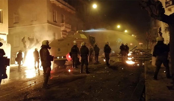 Οι "αύρες" της αστυνομίας στα Εξάρχεια για να σπάσουν τα οδοφράγματα