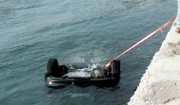 Αυτοκίνητο έπεσε στη θάλασσα στο Κερατσίνι