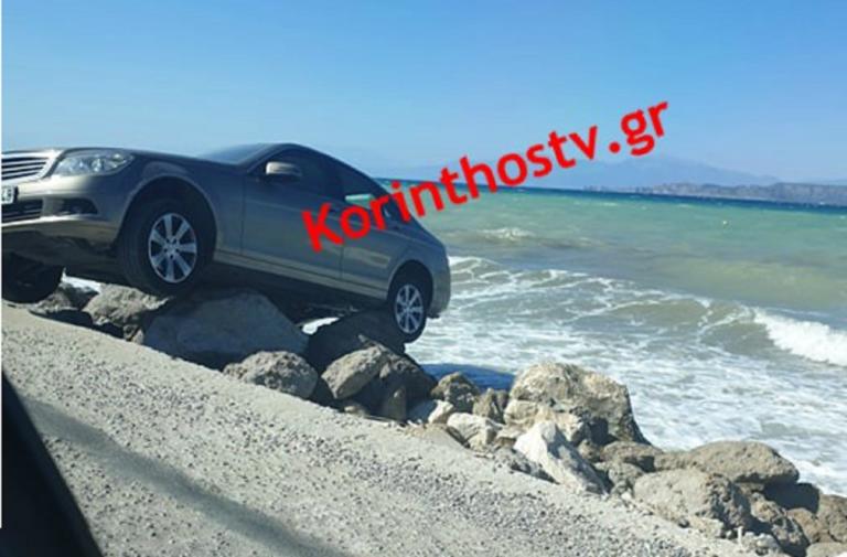Επικό παρκάρισμα στην Κόρινθο: Μπέρδεψε την πρώτη με την όπισθεν και κατέληξε στα βράχια