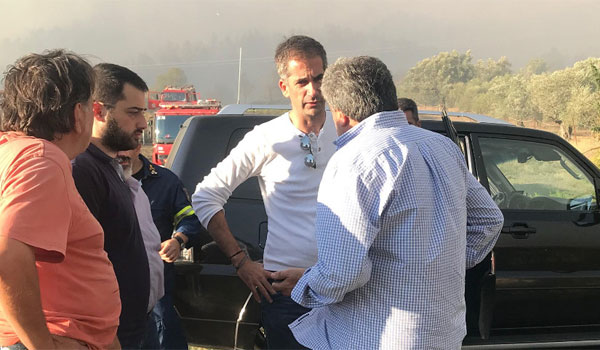 Μπακογιάννης για φωτιά στην Εύβοια: Οι ισχυροί άνεμοι αλλάζουν διαρκώς την κατεύθυνση