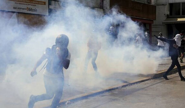 Βενεζουέλα: Μία νεκρή και δεκάδες τραυματίες σε διαδήλωση κατά του Μαδούρο