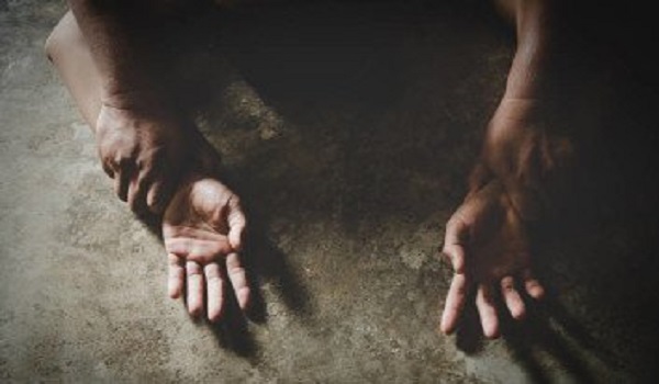 Φρίκη στην Κυλλήνη: Έσερναν 28χρονη και τη βίαζαν επί μια ώρα από το χωράφι στην παραλία